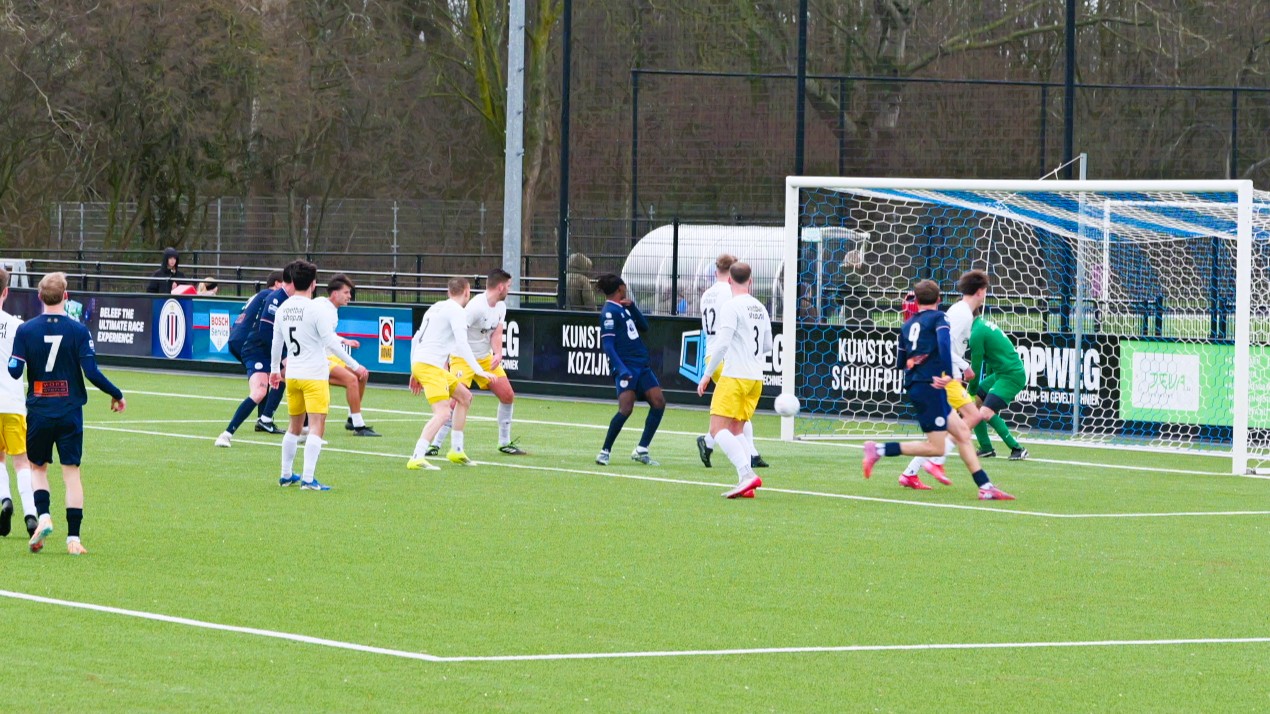s.v. Parkhout heren 1 wint met 10 man van sv Donk